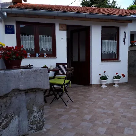 Casa de Férias Stone House In Dobrec With Sea View & Jacuzzi